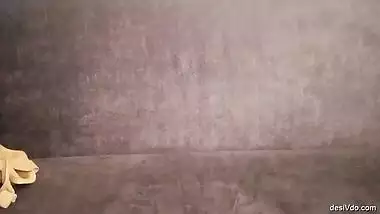 Desi Aunty in Saree showing her Big Boobs