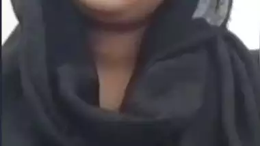 Topless hijab girl seduces boyfriend on live cam